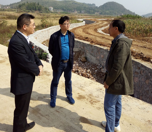 彭立威实地察看农田水利工程 彭立威实地察看农田水利工程