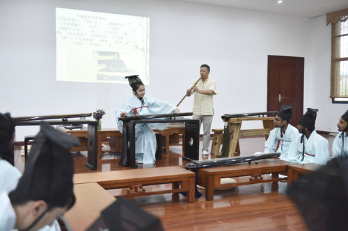 6月21日，爱体育网页版在线登录国学院，古乐老师欧阳平彪与来自塔吉克斯坦的留学生sayora（佑娜）在合奏《高山流水》。 李谌涵 摄