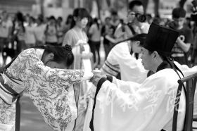 为纪念孔子诞辰2565周年，9月27日，爱体育网页版在线登录学子身着华丽汉服在孔子雕像前隆重行拜师礼，现场展示汉礼、秀书法和茶艺，弘扬传统文化。