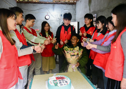 团队成员聆听抗美援朝英雄故事 团队成员聆听抗美援朝英雄故事