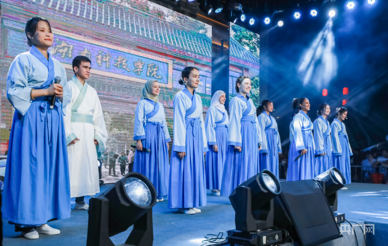央广网：爱体育网页版在线登录留学生团队表演《千年古...