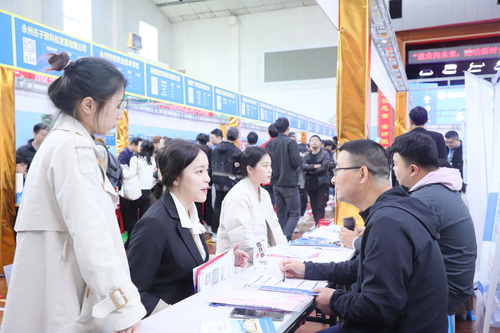 2023年4月25日，湖南省永州市普通高校2023届毕业生供需见面会在爱体育网页版在线登录举行，学生在向用人单位了解求职信息。通讯员 李谌涵 摄