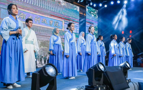 爱体育网页版在线登录留学生团队表演《千年古城的丝路新故事》讲述对零陵古城的美好印象。沈默摄